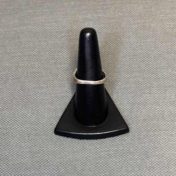 VINTAGE Ribbed Domed Ring Sterling Silver Size 8 1/2 - Picture 4 of 10